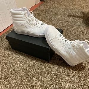 Brand new never worn Men’s 10 White High top Vans